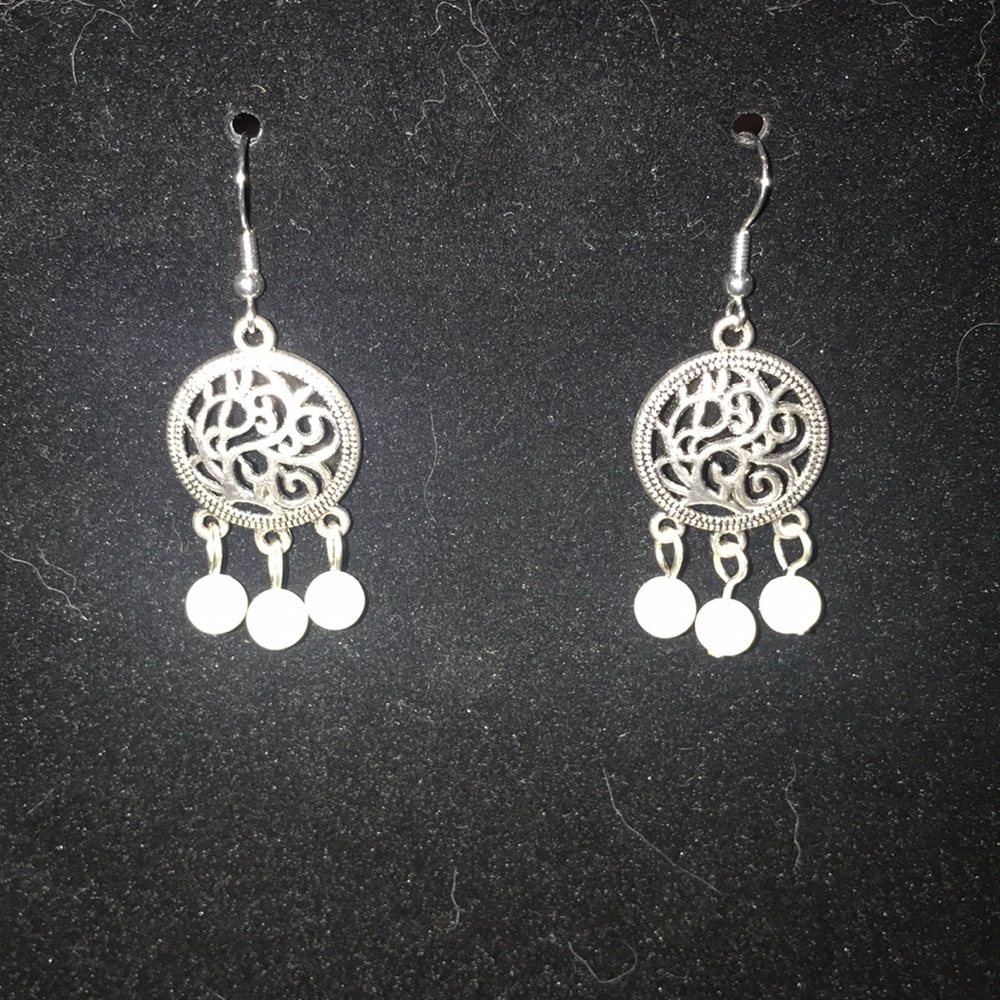 2 pairs earrings white and pink💕 3/$19 bundle - Picture 4 of 7